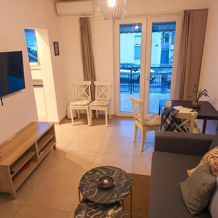 아파트 Small Near The In Gornji Karin St Th